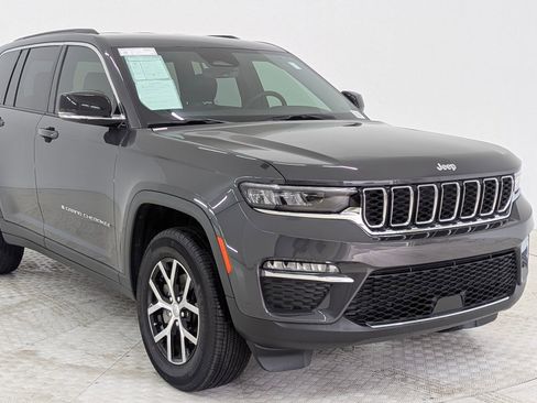 Used 2025 Jeep Grand Cherokee Limited image 7