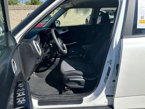 Used 2025 Kia Soul LX w/ LX Technology Package FWD image 24