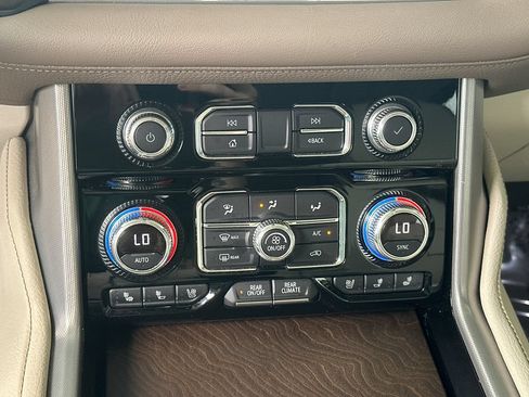 Used 2021 GMC Yukon Denali w/ Denali Ultimate Package AWD/4WD image 23
