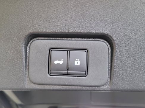 Used 2025 Nissan Rogue SV image 5