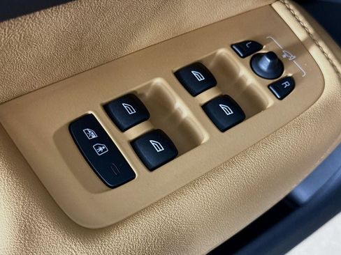 Certified 2023 Volvo XC60 B5 Ultimate w/ Climate Package image 18