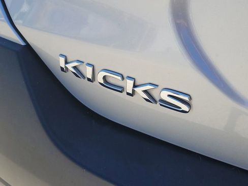 Used 2020 Nissan Kicks S image 9