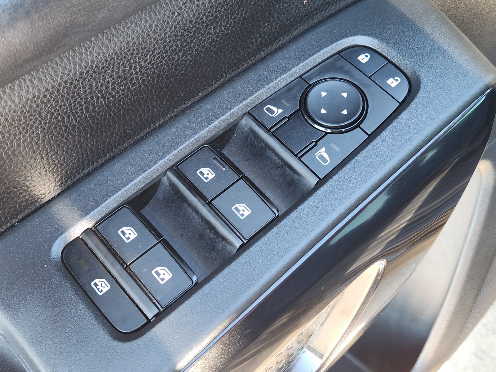 Used 2024 Nissan Pathfinder S FWD image 30