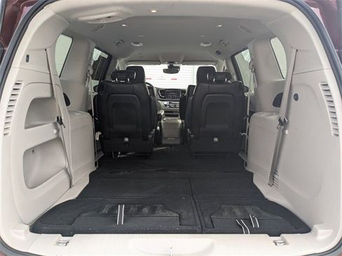 Used 2023 Chrysler Pacifica Touring-L image 10