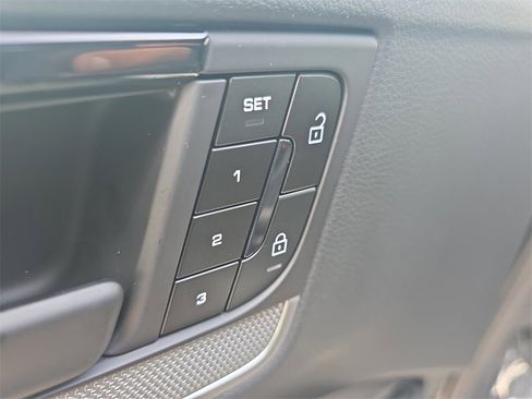 Used 2025 Porsche Cayenne image 26