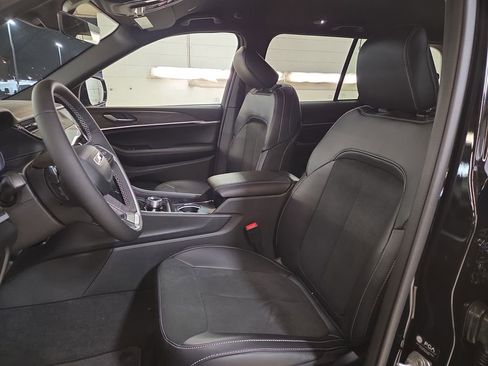 New 2026 Jeep Grand Cherokee Laredo image 9