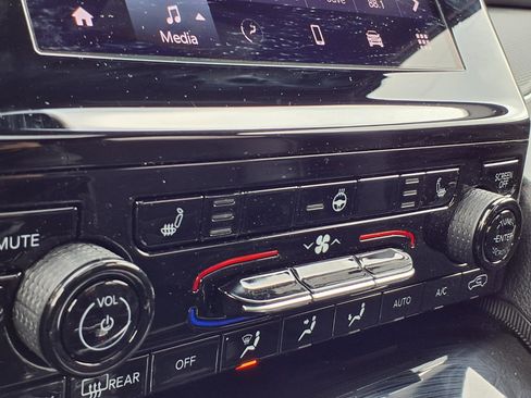 Used 2025 Jeep Grand Cherokee L Altitude image 5