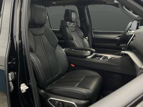 Used 2024 Jeep Wagoneer L Series II w/ Convenience Group I image 4