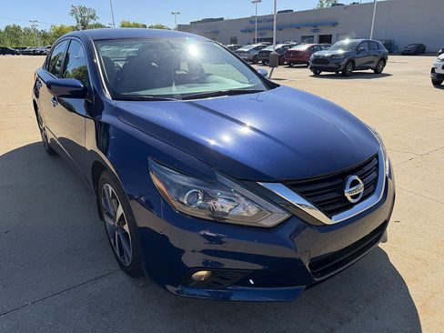 Used 2017 Nissan Altima 2.5 SR FWD image 2