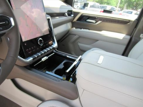 Used 2026 GMC Yukon Denali w/ Sun & Power Step Package AWD/4WD image 15