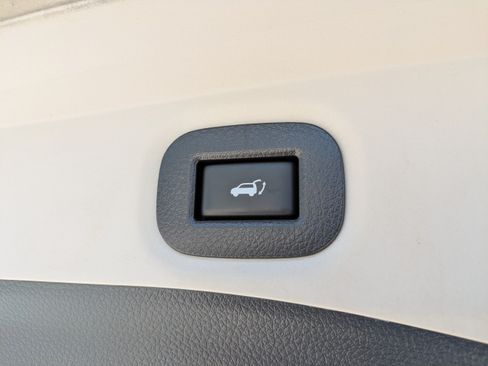Used 2018 Nissan Rogue SV FWD image 12