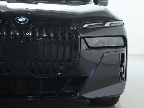 Certified 2023 BMW i7 xDrive60 AWD/4WD image 8