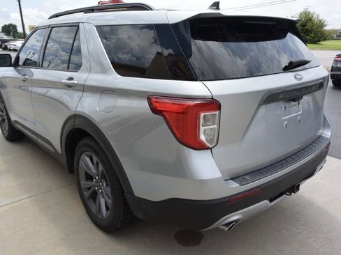 Used 2022 Ford Explorer XLT w/ Equipment Group 202A image 3
