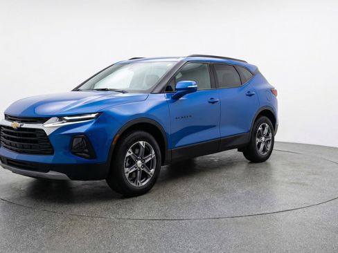 Used 2025 Chevrolet Blazer LT FWD image 3