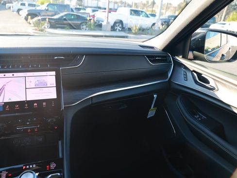 New 2025 Jeep Grand Cherokee Overland image 25