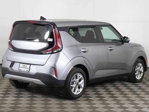 Used 2023 Kia Soul LX w/ LX Technology Package image 9