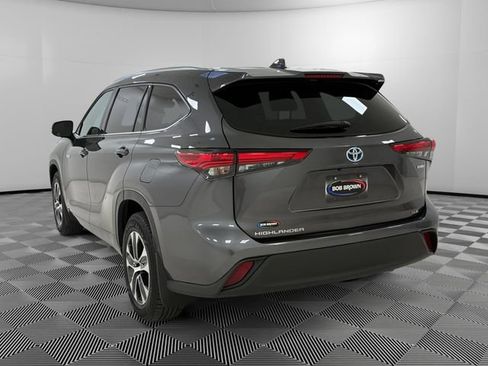 Used 2021 Toyota Highlander XLE AWD/4WD image 3