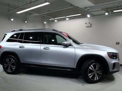 Used 2025 Mercedes-Benz GLB 250 4MATIC image 9