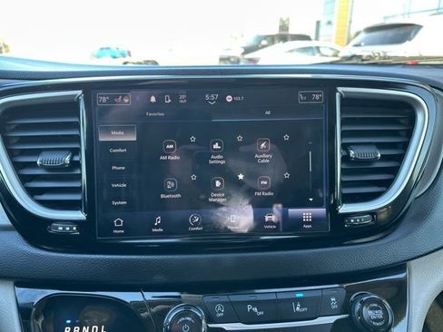 Used 2023 Chrysler Pacifica Touring-L image 32