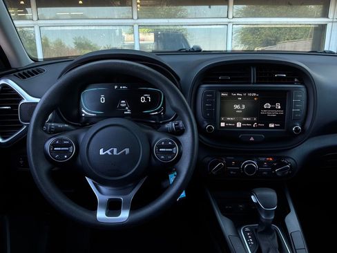 Used 2025 Kia Soul LX w/ LX Technology Package FWD image 12