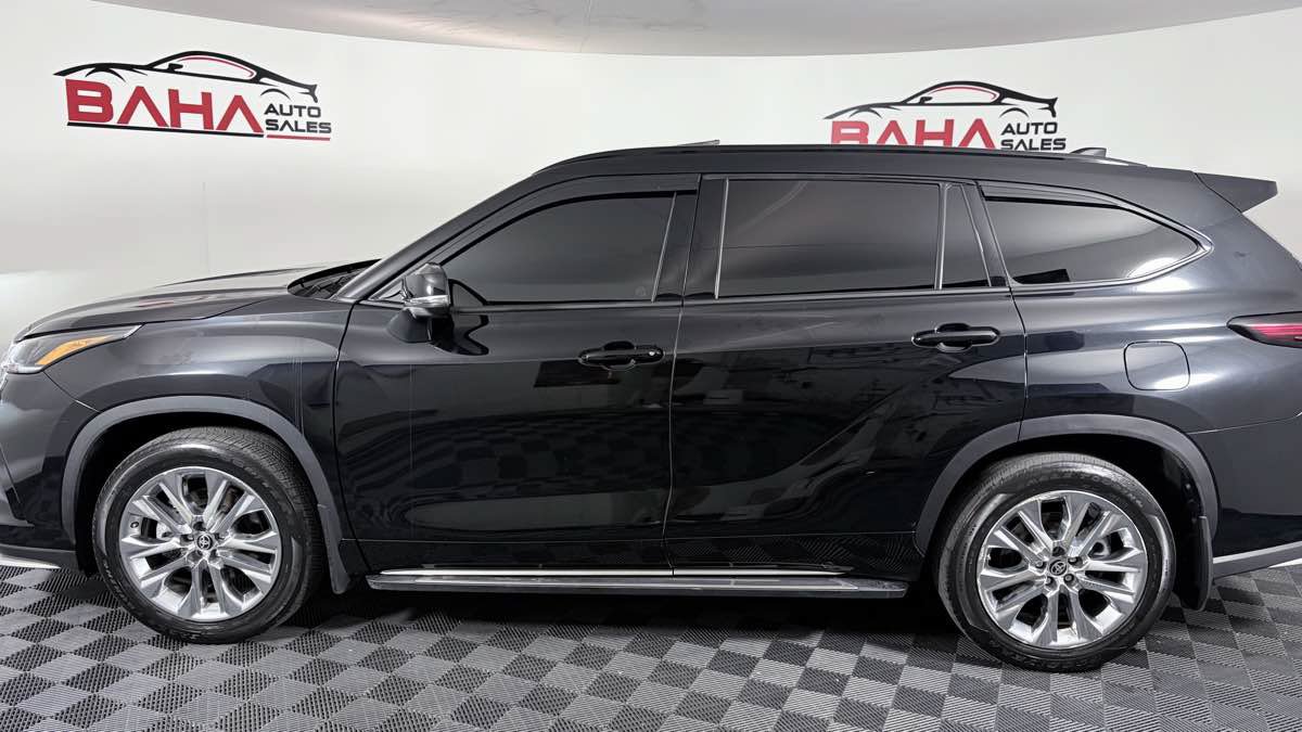 Used 2025 Toyota Highlander XSE AWD/4WD image 4