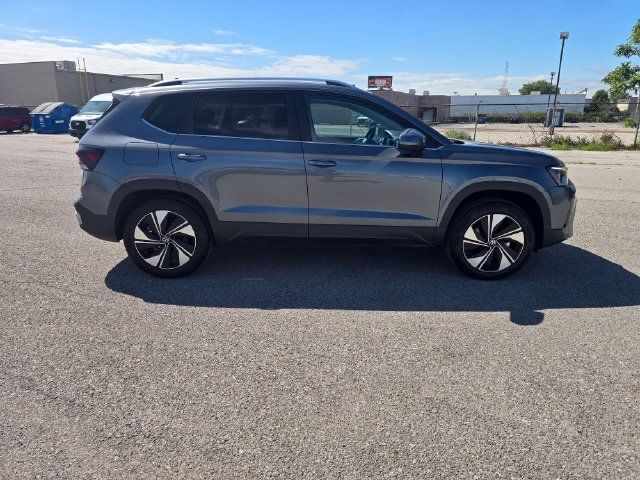 Used 2025 Volkswagen Taos SE AWD/4WD image 3