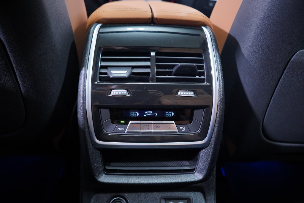 Used 2026 BMW X7 xDrive40i w/ M Sport Package AWD/4WD image 21