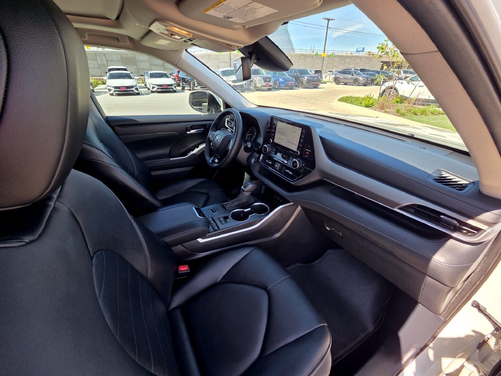 Used 2021 Toyota Highlander XLE FWD image 18