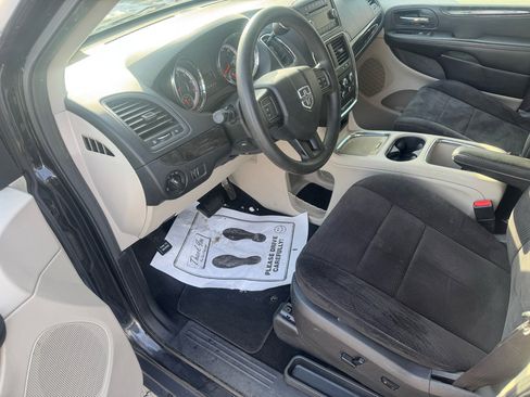 Used 2014 Dodge Grand Caravan SXT image 11