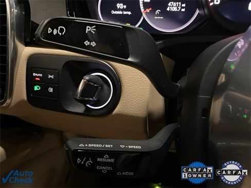 Used 2022 Porsche Cayenne w/ Premium Package image 36