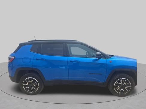 Used 2025 Jeep Compass Trailhawk AWD/4WD image 2