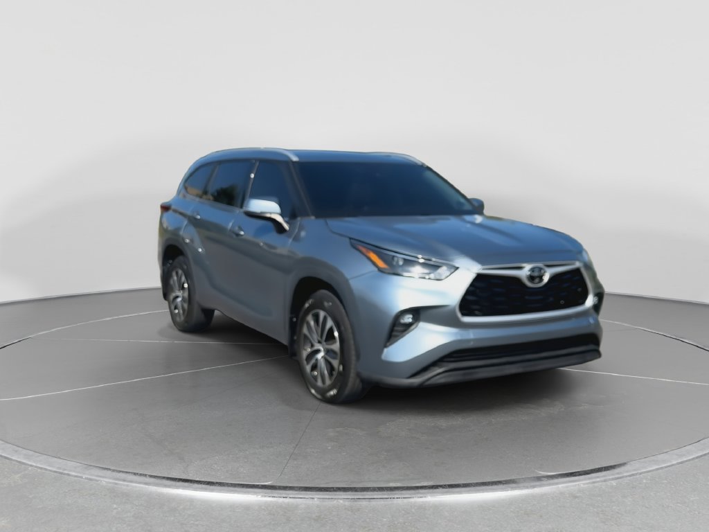 Used 2022 Toyota Highlander XLE AWD/4WD image 2