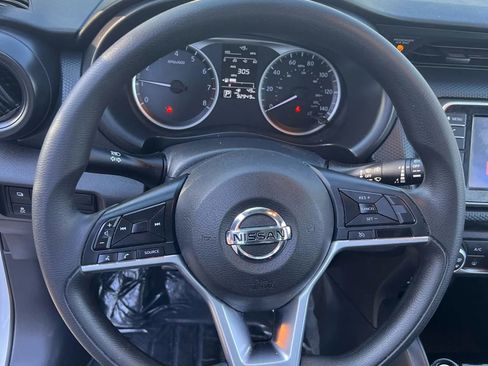 Used 2021 Nissan Kicks S image 5