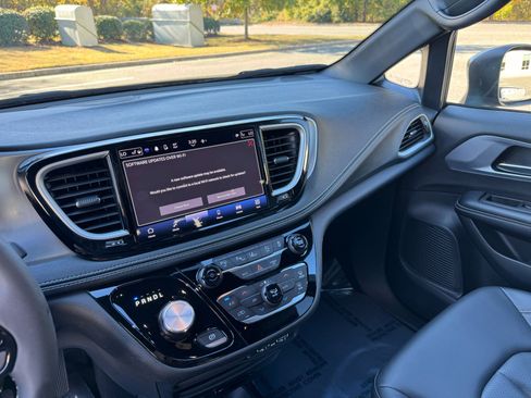 Used 2023 Chrysler Pacifica Touring-L w/ S Appearance Package image 32