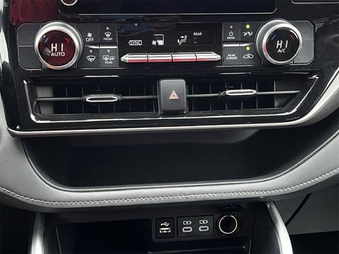 Used 2024 Toyota Highlander LE image 18