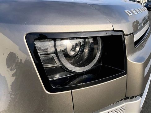 Used 2023 Land Rover Defender 110 SE image 30