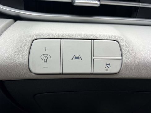 Used 2022 Hyundai Elantra Limited image 25