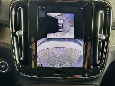Used 2025 Volvo XC40 B5 Plus image 23