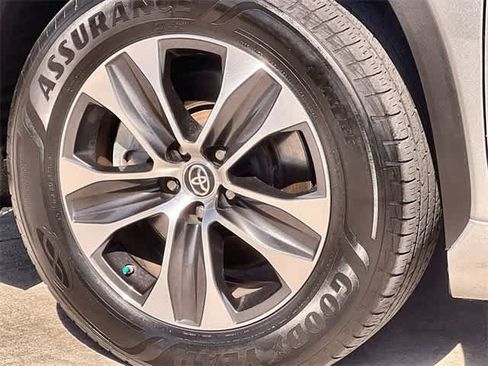 Used 2020 Toyota Highlander XLE image 9