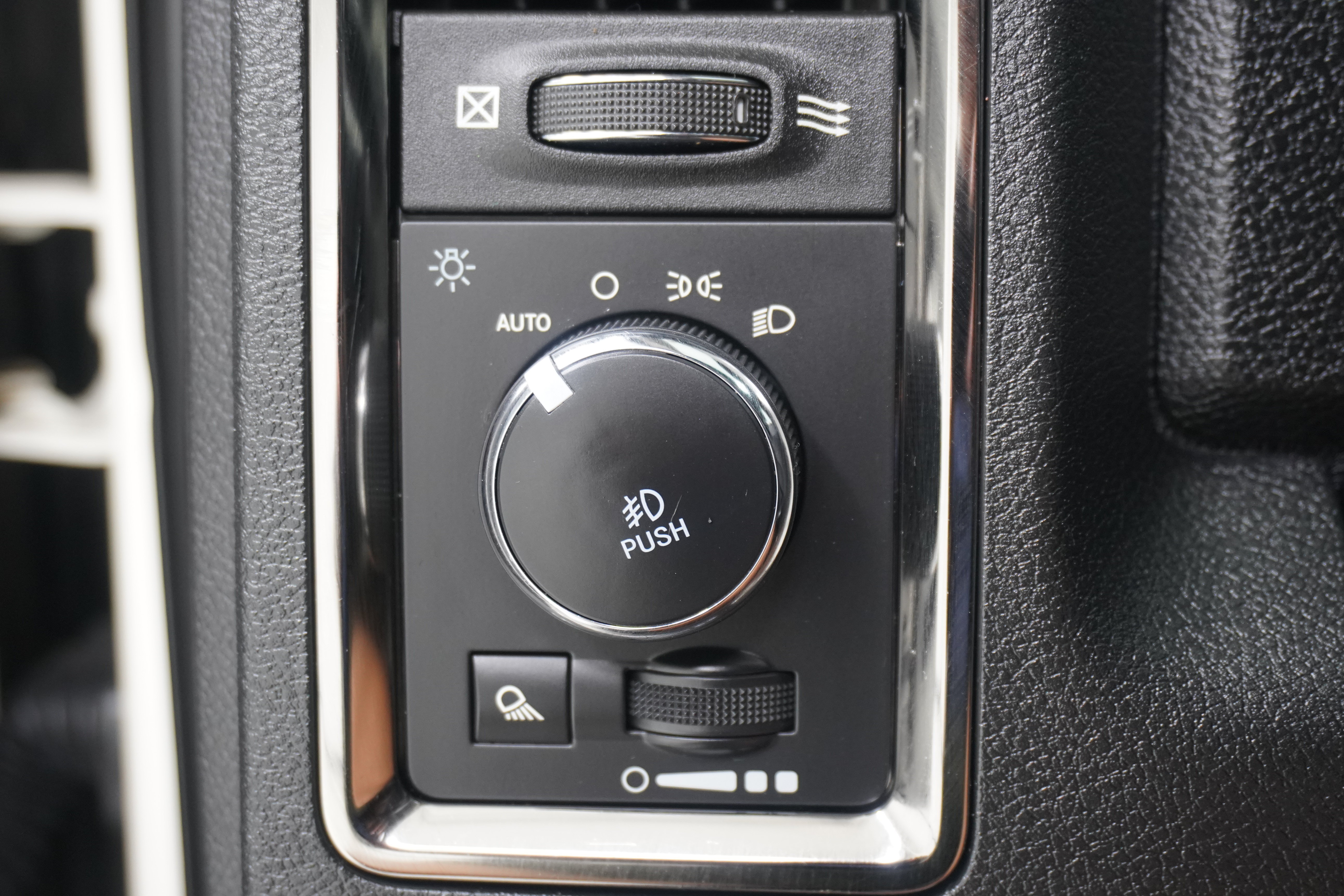 Used 2018 RAM 2500 Laramie w/ Sport Appearance Group AWD/4WD image 25