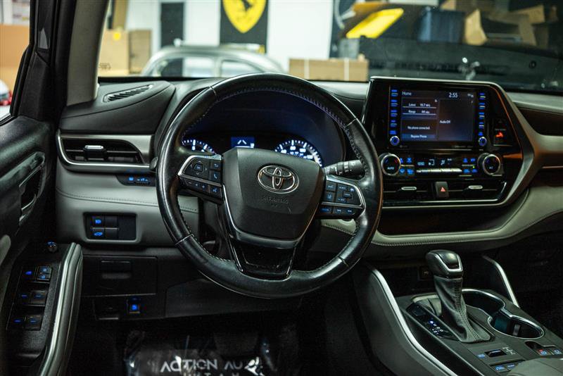 Used 2021 Toyota Highlander LE AWD/4WD image 18