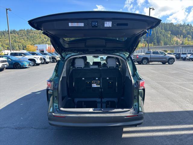 Certified 2021 Toyota Sienna XLE FWD image 11
