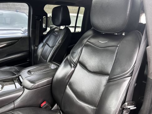 Used 2019 Cadillac Escalade ESV Platinum RWD image 39
