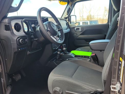 Used 2025 Jeep Wrangler Unlimited Sahara w/ Safety Group AWD/4WD image 7
