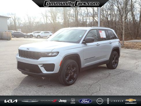 Used 2023 Jeep Grand Cherokee Altitude image 2