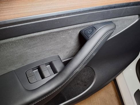 Used 2023 Tesla Model Y Performance image 13