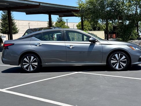 Used 2022 Nissan Altima 2.5 SV FWD image 10