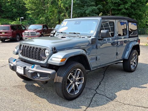 Used 2024 Jeep Wrangler Unlimited w/ Convenience Group AWD/4WD image 3