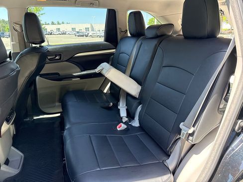 Used 2018 Toyota Highlander Plus AWD/4WD image 30