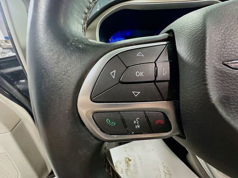 Used 2017 Chrysler Pacifica Touring-L image 35